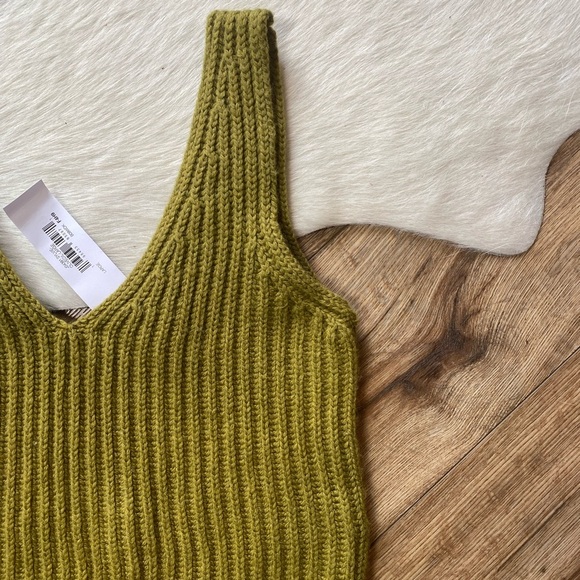 sleeveless knitwear top with a V-neckline - Picture 2 of 6